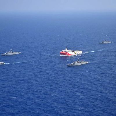 Oruç Reis tutkimusalus Turkin armeijan laivaston saattelemana
