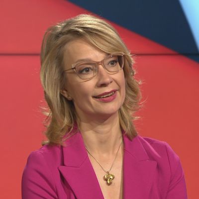 Omistajaohjausministeri Tytti Tuppurainen uskoo, että suomalaiset pelaavat joka tapauksessa, joten on parempi pelata kotimaassa.