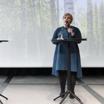 Annika Saarikko pitää keskustan puoluejohdon linjapuhetta keskuskirjasto Oodissa Helsingissä.