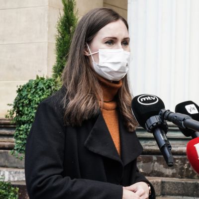 Sanna Marin Säätytalon portailla 23. lokakuuta.