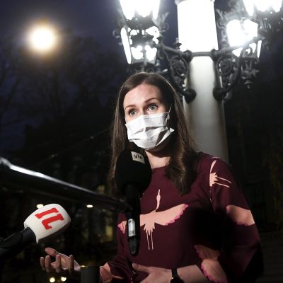 Pääministeri Sanna Marin puhui tiedotusvälineille saavuttuaan hallituksen iltakouluun Säätytalolle 4. marraskuuta 2020.