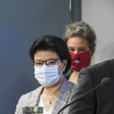 THL:n ylilääkäri Taneli Puumalainen, STM:n strategiajohtaja Liisa-Maria Voipio-Pulkki ja THL:n ylilääkäri Hanna Nohynek saapuvat sosiaali- ja terveysministeriön ja Terveyden ja hyvinvoinnin laitoksen yhteiseen koronatilannekatsaukseen.