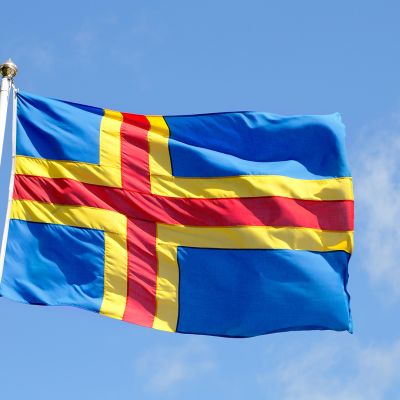 Ahvenanmaan lippu liehuu salossa.