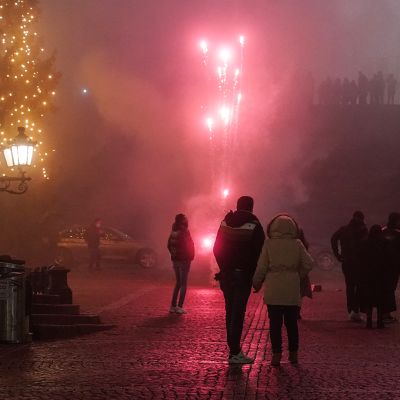 Ihmisiä Senaatintorilla uutena vuonna puolilta öin.
