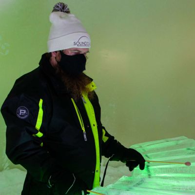 Jäämestari Juuso Partanen soittaa jäästä tehtyä marimbaa