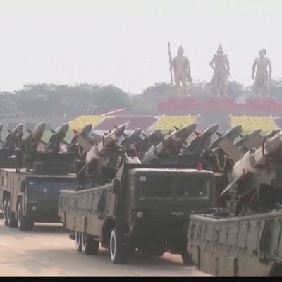 Militären i Myanmar håller parad