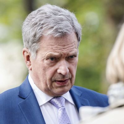 Presidentti Niinistö vaihtaa opiskelijoiden kanssa ajatuksia suurvaltapolitiikasta