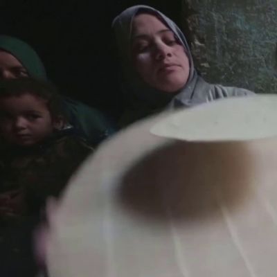 Egyptiläisnaiset leipovat ramadaniksi leipää
