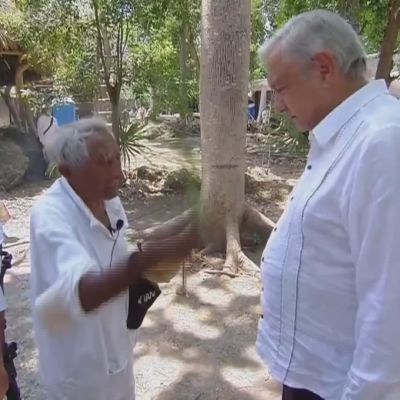 En mayapräst ber inför Mexikos president Andrés Manuel López Obrador