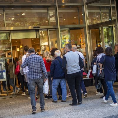 Prahassa vaateliikkeet jälleen auki