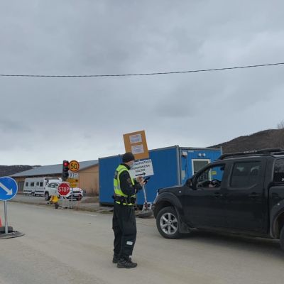 Rajavartija Jani Kaski tarkastaa Norjasta tulevaa autoa.