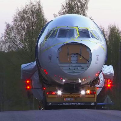 Finnairin käytöstä poistama Airbus A319-matkustajakone, OH-LVB, siirrettiin 11.toukokuuta 2021 Helsinki-Vantaalta Seutulassa sijaitsevaan Kuusakoski oy:n kierrätyslaitokseen.