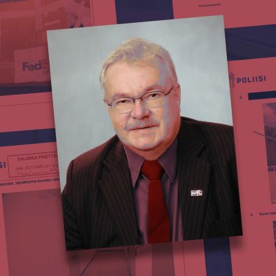Tyylitelty valokuva Pekka Katajasta, taustalla on häilyvästi sivuja poliisin esitutkintapöytäkirjasta.