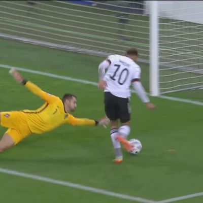 Saksan Lukas Nmechan 1–0-voittomaali.