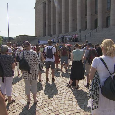 Päivi Räsäsen tukijat kokoontuivat sunnuntaina eduskuntatalolle.