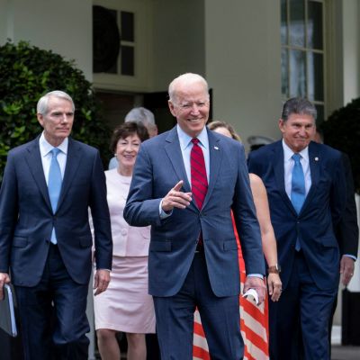 Joe Biden ja joukko senaattoreja.