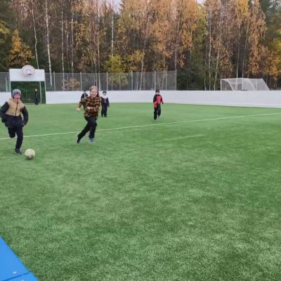 Kontinjoen lapset ovat odottaneet pitkään, että pääsevät pelaamaan uudessa liikuntapaikassa.