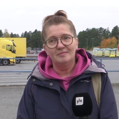 Halpahalli-ketjun työntekijät marssivat ulos logistiikkakeskuksesta ja 25 myymälästä. Toimittajana Petra Haavisto, kuvaus Kalle Niskala, editointi Juha Kemppainen
