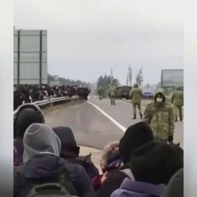 Sadat siirtolaiset kävelevät kohti Puolan rajaa