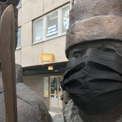 Tiernapojat-patsas Oulun Kirkkokadulla.
