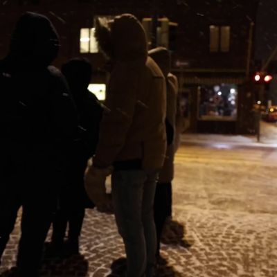 Ihmisiä jonottamassa koronatestiin Kampissa Helsingissä