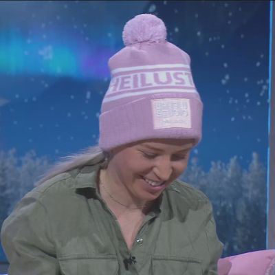 Sara Kuivisto yllätti Urheilustudiossa – virkkasi kissan, joka sai nimensä Kalle Palanderin mukaan