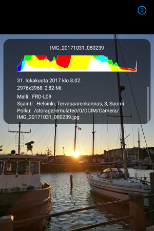 Android-puhelimen kuvagallerian infonapista (oik. ylh.) aukeaa tietoja kuvasta (tässä Honor-puhelin). GPS-merkinnän ollessa päällä näkyy myös sijaintitieto. Kuvan sijaintitieto Android-puhelimessa.