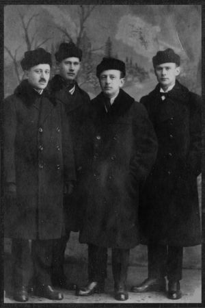 Kauppias Kulikoffin pojat 1920-luvulla. Pianotaiteilija Sergei Kulanko oikealla. Pianotaiteilija Sergei Kulanko ja hänen kolme veljeään.
