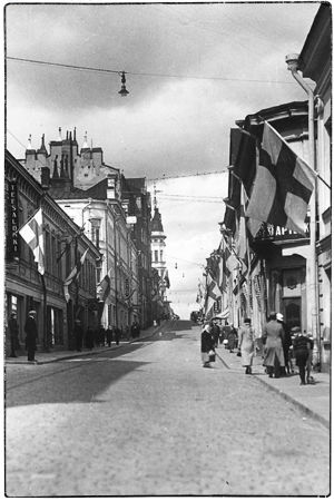 Kieltolain aikaan 1919-1932 Viipurissa nautittiin ahkerasti teetä. Teesalongin kyltti Linnankadulla. Viipurin Linnankatu 1930-luvulla.