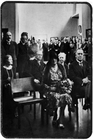 Arvovieraita Taidemuseon avajaisissa, edessä istumassa viipurilainen tasavallan presidentti Lauri Kristian Relander puolisoineen ja seisomassa vasemmalla taidemaalari Akseli Gallén-Kallela. Viipurin taidemuseon avajaiset syksyllä 1930.