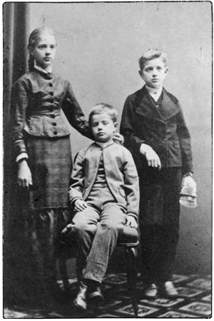 Linda, Christian ja noin 11-vuotias Janne Sibelius. Linda, Christian ja noin 11-vuotias Janne Sibelius.