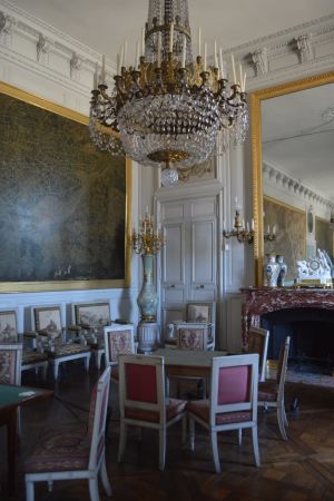 Compiègnen keisarillinen palatsi Palais impérialin adjutanttien salonki oli loistossaan Napoleon III ja keisarinna Eugénien aikana. Compiègnen keisarillisen palatsin adjutanttien salonki oli loistossaan Napoleon III:n ajalla.
