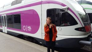 Li Andersson på Helsingfors järnvägsstation. På järnvägsstationen i Helsingfors.