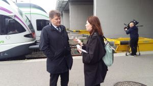 Harry Wallin (SDP) intervjuades av Sylvia Bjon från Hufvudstadsbladet. På järnvägsstationen i Helsingfors.
