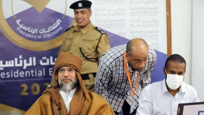 Seif al-Islam Gaddafi registrerar kandidatur inför presidentval i Libyen i december.
