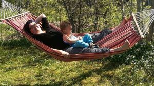 Katarina i hängmattan tillsammans med sin ögonsten, barnbarnet Noa. Katarina Gäddnäs med barnbarn i hängmattan.