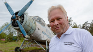 Asekeräilijä Sten Johansson Antonov-koneen edess