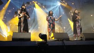 Systrarna Tair, Liron och Tagel Haim i den israeliska gruppen A-WA sjunger jemenitisk folkmusik mot bakgrund av hip hop och elektronisk musik. Bild på bandet A-WA som uppträder på musikfestivalen Rio Loco i Toulouse.