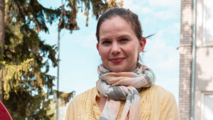 Kristina Hyvärinen är besviken över stadens beslut. Porträtt av Kristina Hyvärinen som står ute i en park.