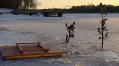 Lucka av trä på en snöig istäkt vik.