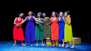 Skådespelarna i New Nordic Voices, från vänster Ellen Gram, Dew Mandonsela, Praachi Pratz, Victoria Wanjiku Seest, Alice Knuth, Pernille Johansson och Rebecca Langley bild på teatergruppen New Nordic Voices