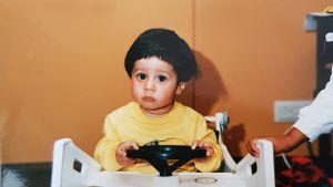 Adrian är uppvuxen på 1990-talet i Liljendal. Som liten ville han bli världen bästa lögnhals, det vill han ännu, i dag kallas hans lögner fiktion. Adrian Perera som barn.