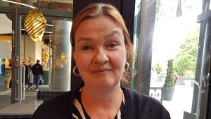 Verksamhetsledare Mette Strauss på KRAN rf säger att de tror att andelen arbetande finländare med alkoholproblem är större än tio procent och att detta ökat ytterligare under coronaepdidemin. Mette Strauss på Kran rf