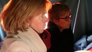 Anna-Maja Henriksson och Veronica Rehn-Kivi inne i tältet anna-maja henriksson inne i ett tält