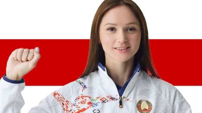 Aliaksandra Herasimenia framför Belarus flagg med knuten näve i luften.