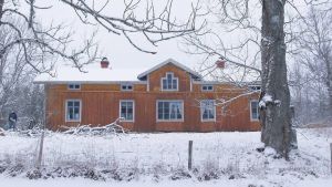 Inte bara ett gammalt hus. Bollstad gård är ett över 200 år gammalt hus som bevarats med känsla för ursprung och traditioner. Gult trähus på vintern