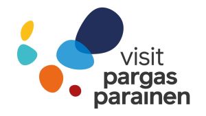 I Visit Pargas nya logo representerar de olika färgerna stadens olika kommundelar och den yttre skärgården. Visit Pargas nya logotyp.
