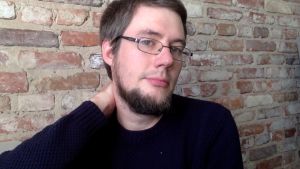 – Diskussionen har ännu inte kommit vidare från initialstadiet men jag tror att den småningom kan ge upphov till texter, säger Hbl:s kulturchef Fredrik Sonck. Fredrik Sonck i en svart tröja står framför en tegelvägg.