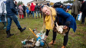 Aja bland sina senaste fynd, på en estnisk marknad. Aja Lr skräpund samlar skrot på estnisk marknad.
