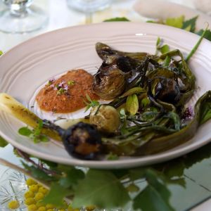 Grillattu sipuliannos kastikkeella.